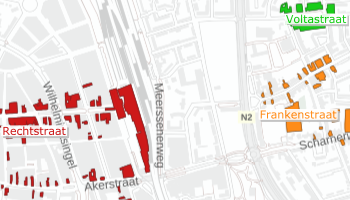 Kaart met winkelgebieden als gekleurde clusters van panden in rood, oranje en groen